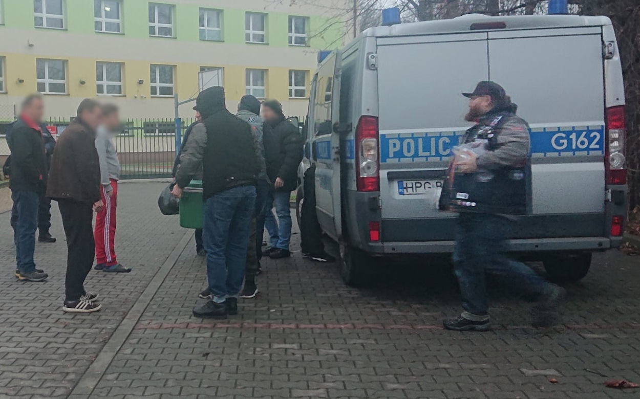 Krakowscy policjanci pomagali bezdomnym, rozdając im posiłki i ciepłą odzież