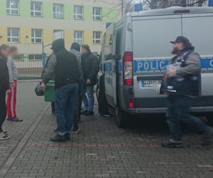 Krakowscy policjanci pomagali bezdomnym, rozdając im posiłki i ciepłą odzież