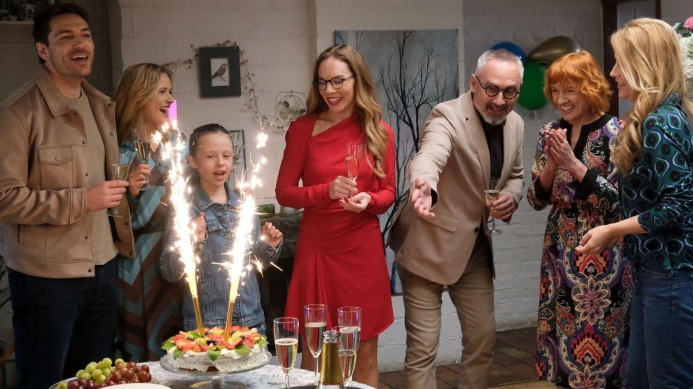 M jak miłość odc. 1872. Sylwia (Hanna Turnau), Adam Werner (Jacek Kopczyński), pani Ola (Ewa Kolasińska), Julia (Marta Chodorowska), Dima (Michaił Pszeniczny), Nadia (Mira Fareniuk)