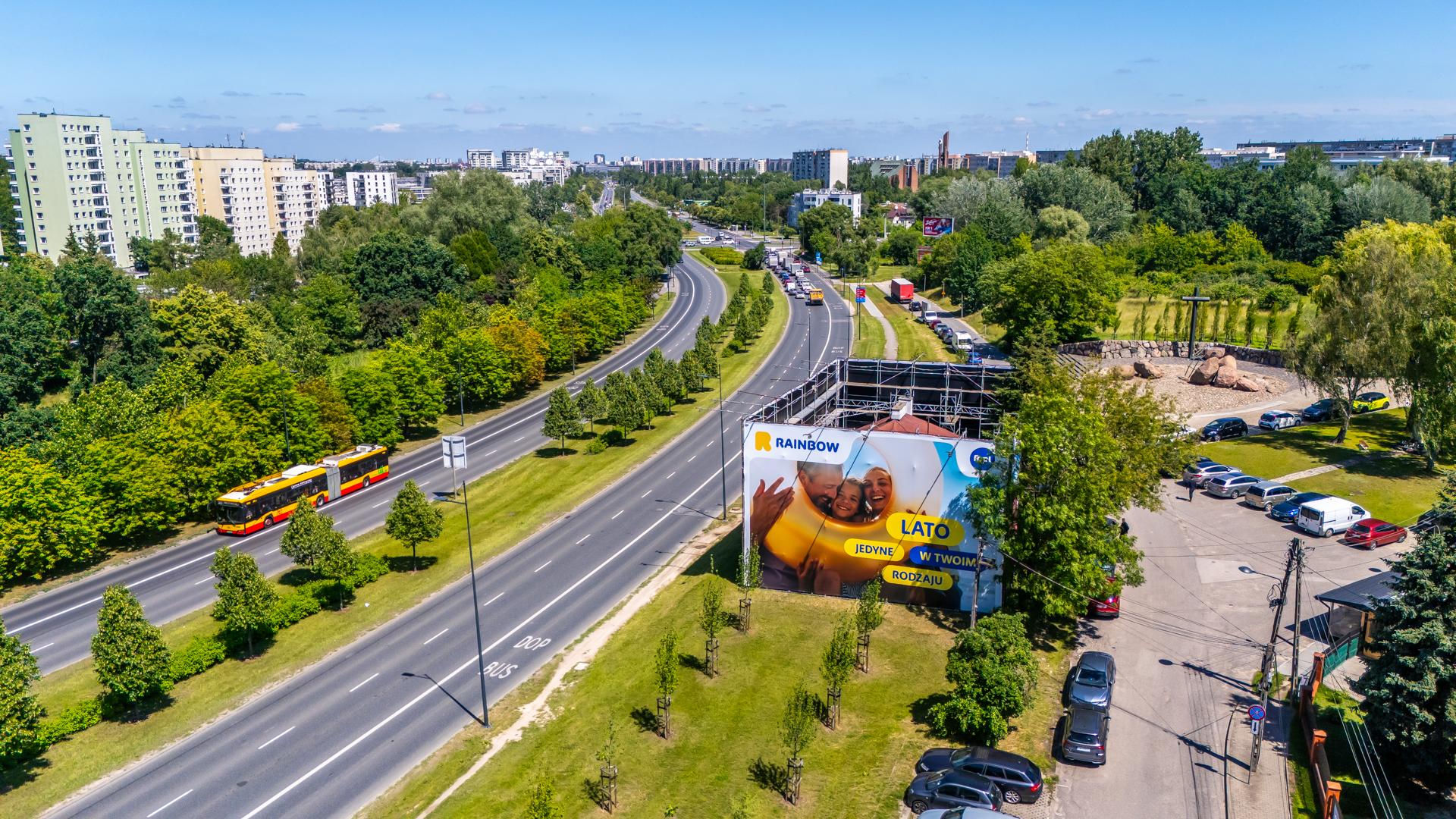 Otoczony reklamami dom przy Dolinie Służewieckiej w Warszawie