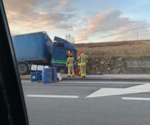 Ciężarówka wylądowała w rowie na starej czwórce. Zgubił setki butelek z piwem!