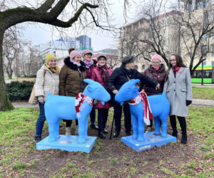 ubranka z włóczki na hydranty
