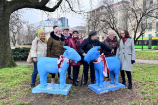 ubranka z włóczki na hydranty