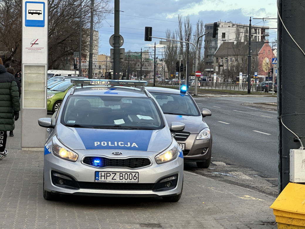 Makabra na Grochowie. Ludzkie zwłoki na przystanku autobusowym