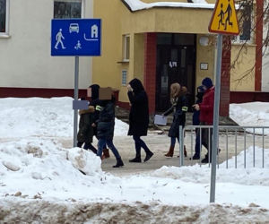 Próba porwania dziecka w Białymstoku. Rodzice są przerażeni. Ciemny samochód, mężczyzna w okularach