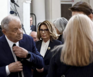 Monika Olejnik na pogrzebie senatora Piesiewicza. Towarzyszył jej ukochany