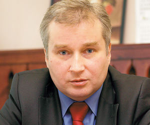 Monitoring zarejestrował mężczyznę idącego za matką