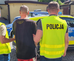 Po brutalnym spotkaniu w jednym z mieszkań w Radziejowie, policjanci zatrzymali 53-latka. Napastnik usłyszał zarzuty