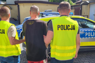 Po brutalnym spotkaniu w jednym z mieszkań w Radziejowie, policjanci zatrzymali 53-latka. Napastnik usłyszał zarzuty