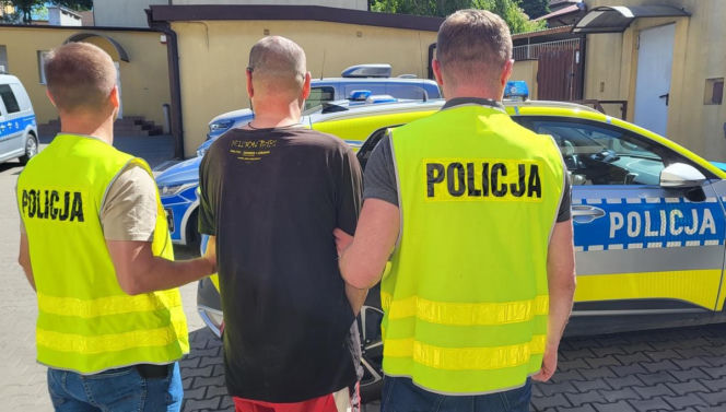 Po brutalnym spotkaniu w jednym z mieszkań w Radziejowie, policjanci zatrzymali 53-latka. Napastnik usłyszał zarzuty
