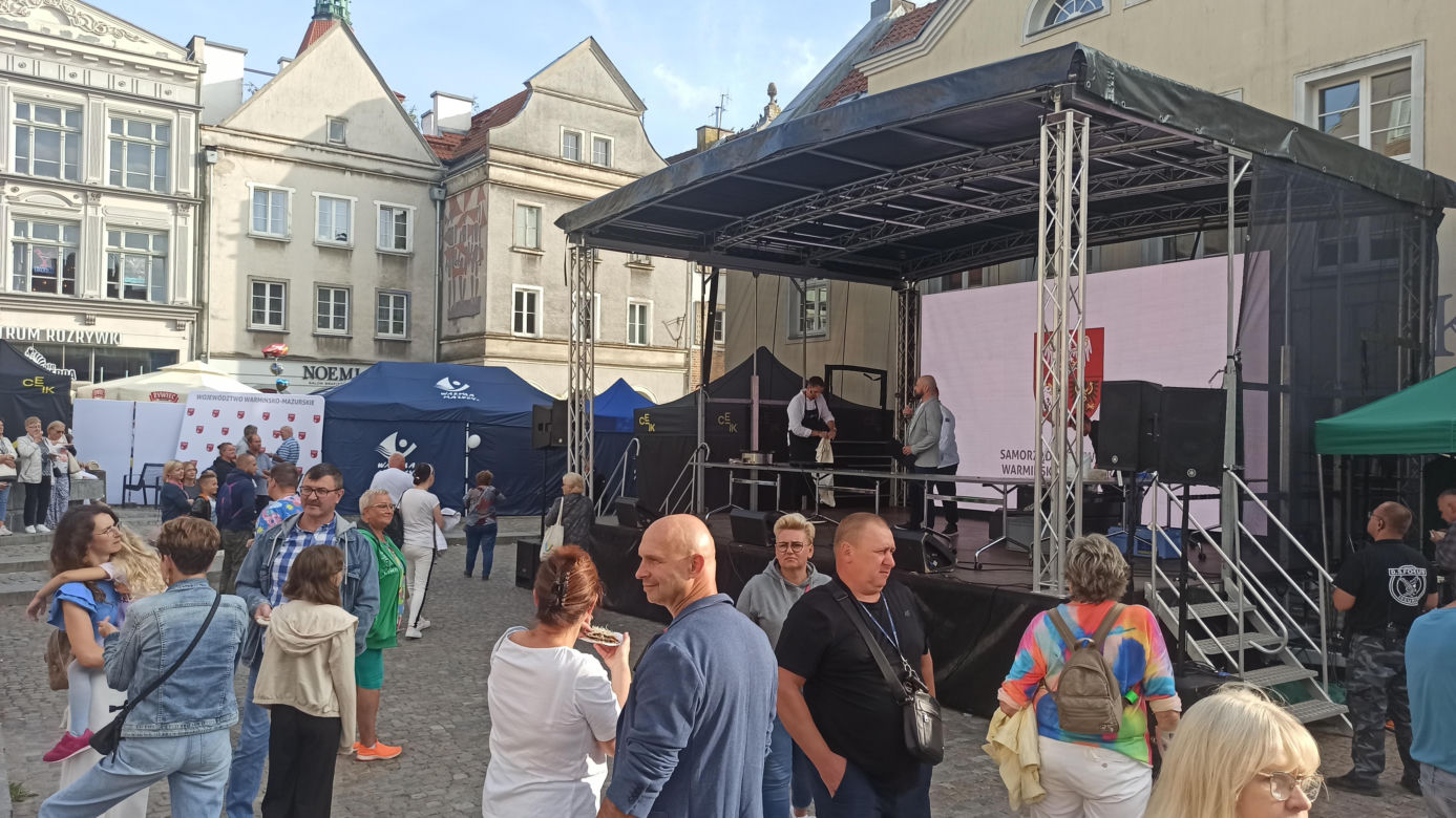 Tłumy na Starym Mieście w Olsztynie. Mieszkańcy świętowali 25-lecie samorządu Warmii i Mazur [ZDJĘCIA]
