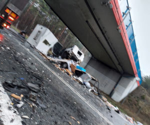 AKTUALIZACJA! Śmiertelny wypadek na S1 w Mierzęcicach. Nie żyją dwie osoby. Jedną z ofiar jest niemowlę! [ZDJĘCIA]