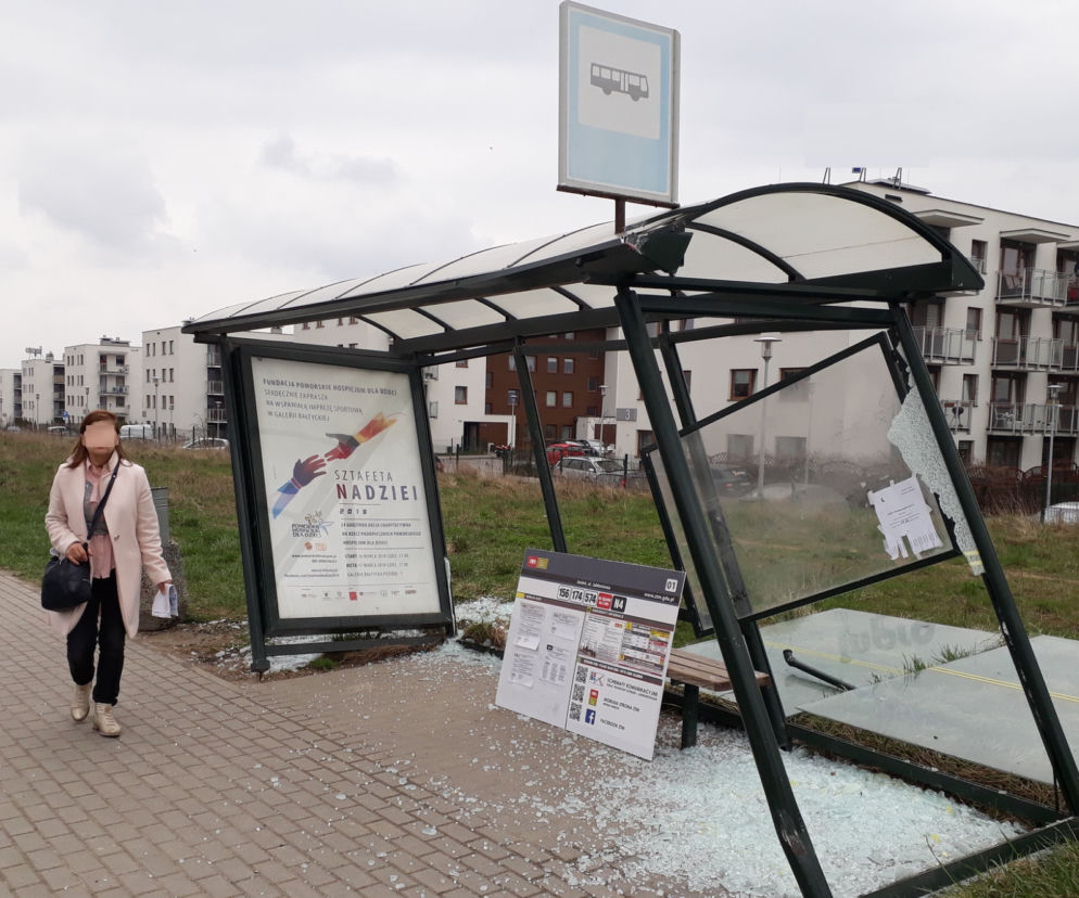 37-latek wjechał w przystanek