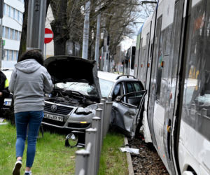 Wypadek na al. 3 Maja. Samochód zderzyl się z tramwajem