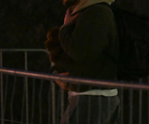 Sebastian Fabijański z pieskiem na spacerze