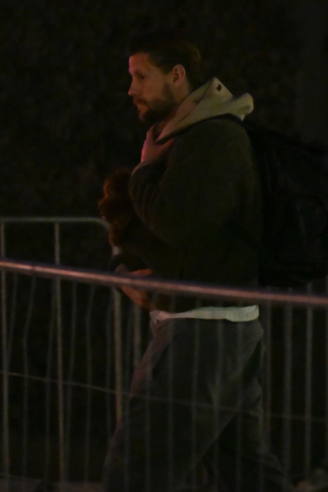 Sebastian Fabijański z pieskiem na spacerze