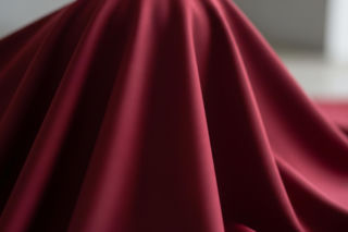 Marta Nawrocka i ciemna czerwień. Co ten kolor naprawdę mówi o prezydentowej?