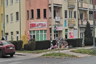 Ogień w mieszkaniu, kobieta na balkonie, strażacy w akcji