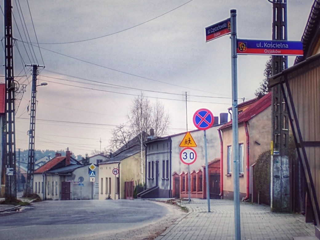 To najpiękniejsze miasteczko województwa łódzkiego. Leży nad jedną z najdłuższych rzek w Polsce