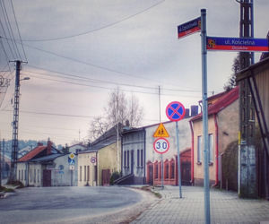 To najpiękniejsze miasteczko województwa łódzkiego. Leży nad jedną z najdłuższych rzek w Polsce