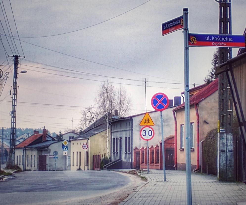 To najpiękniejsze miasteczko województwa łódzkiego. Leży nad jedną z najdłuższych rzek w Polsce