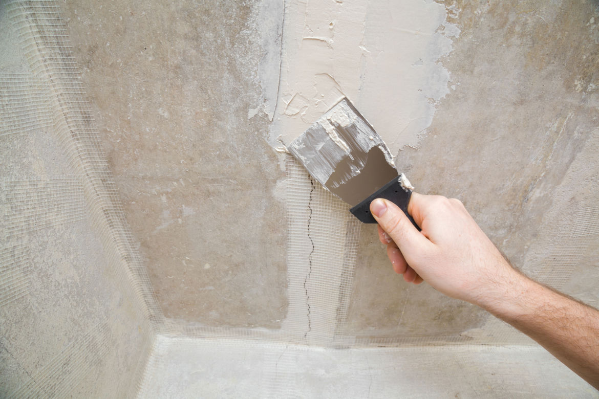 Naprawiamy pęknięcie na suficie - jak wyrównać sufit