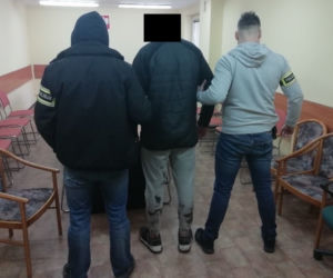 KOSZMARNE zniszczenia na Chojnach. Pseudokibice zalali farbą 11 budynków!