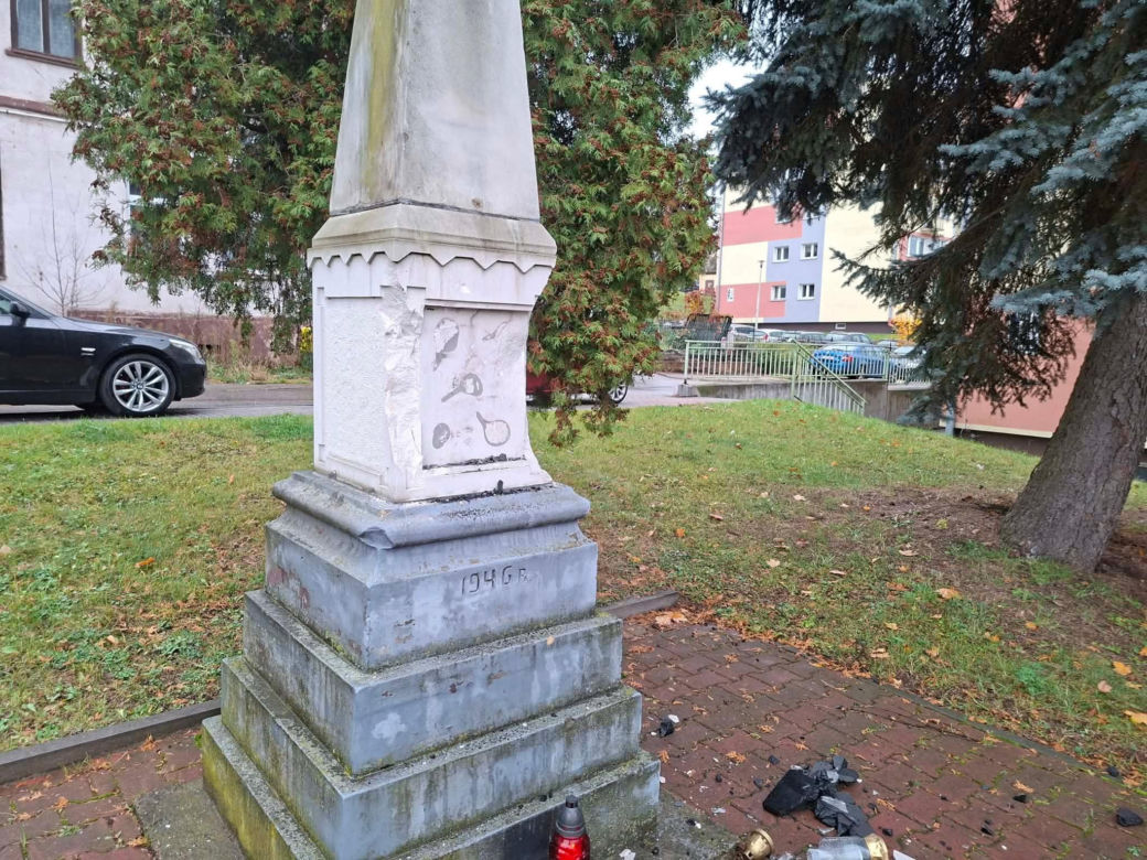 Zdemolowali pomnik żołnierzy radzieckich w Starachowicach. To nie pierwszy raz