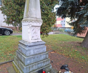 Zdemolowali pomnik żołnierzy radzieckich w Starachowicach. To nie pierwszy raz
