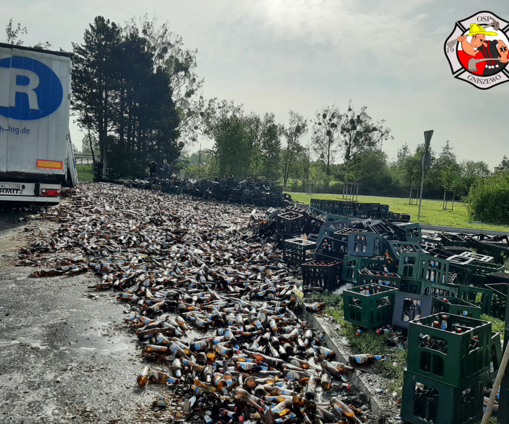 Czarlin. Z ciężarówki wypadł ładunek piwa. Setki butelek na drodze 