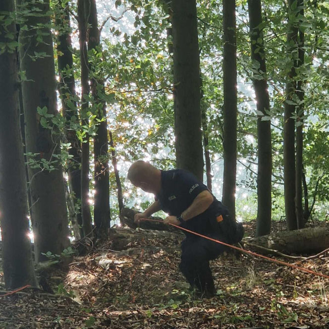 Turystka zawisła nad urwiskiem Jeziora Solińskiego