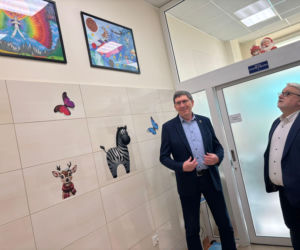 Niezwykłe obrazy namalowane przez dzieci na ścianach oddziału chirurgii dziecięcej [ZDJĘCIA]