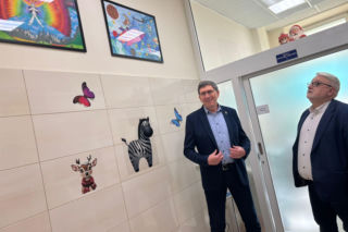 Niezwykłe obrazy namalowane przez dzieci na ścianach oddziału chirurgii dziecięcej [ZDJĘCIA]