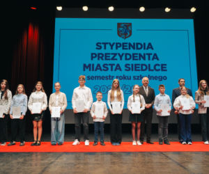 Najzdolniejsi uczniowie odebrali stypendia Prezydenta Miasta Siedlce