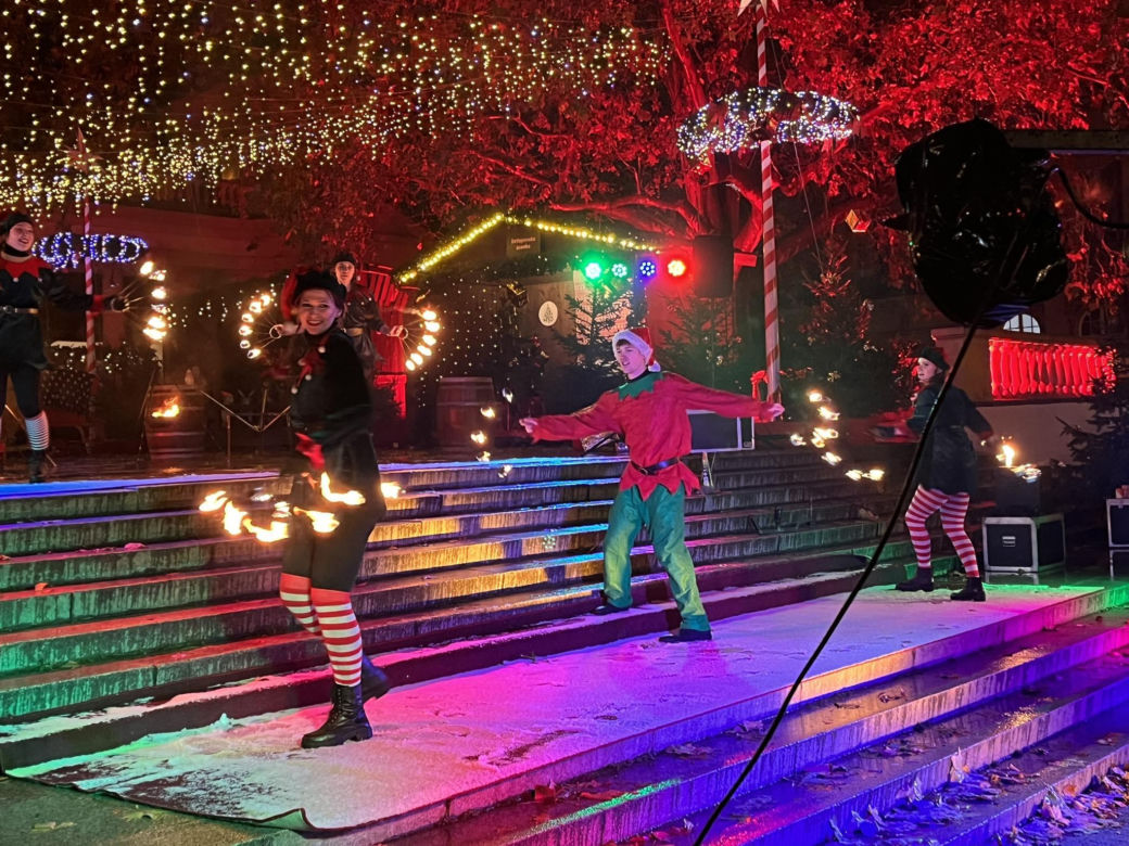 Betlejem Poznańskie 2023. Zimowe Fire Show na placu Wolności w Poznaniu