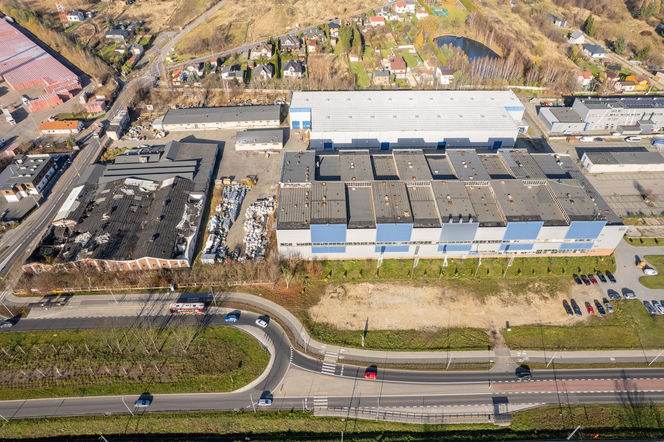 Biurowiec i magazyny wystawione na sprzedaż przez skarbówkę w Częstochowie. Kupisz je za "drobniaki"