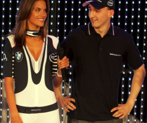 Robert Kubica w objęciach pięknej modelki