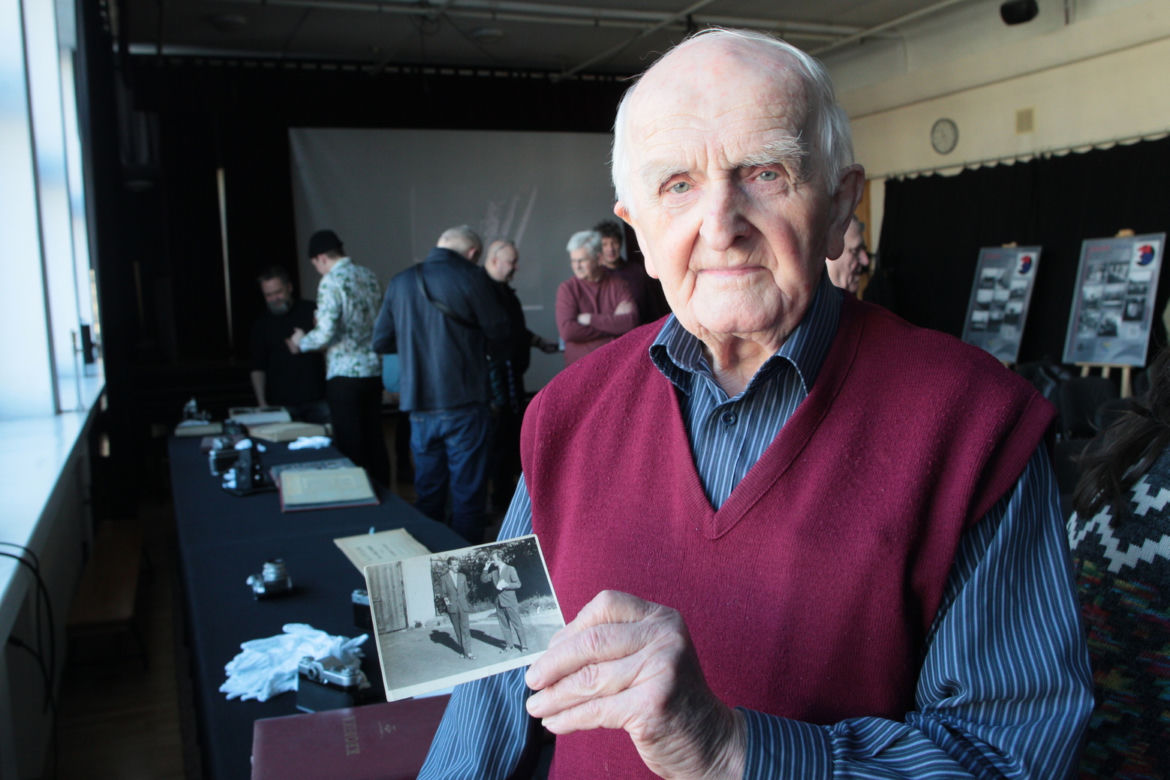 Tysiące zdjęć w piwnicy MDK przy Łazienkowskiej. Warszawiacy rozpoznają się na fotografiach z lat 60. i 70. 