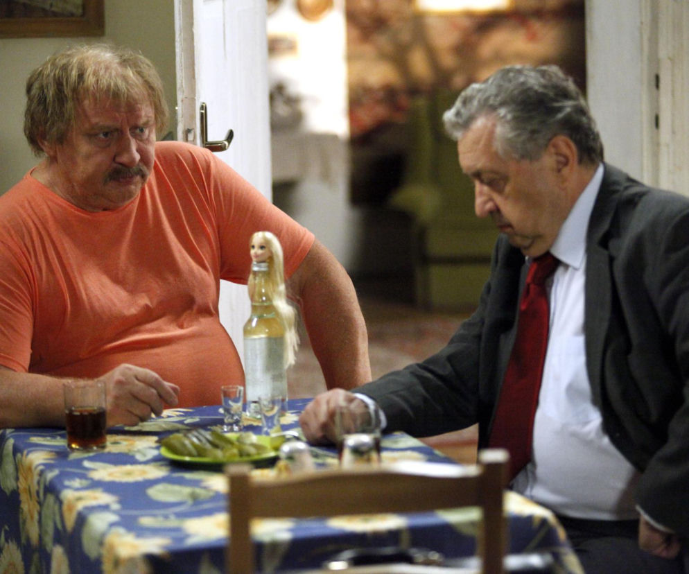 Andrzej Grabowski jako Ferdynand Kiepski i Marian Paździoch przy stole z alkoholem. O wyznaniu aktora przeczytasz w SE.