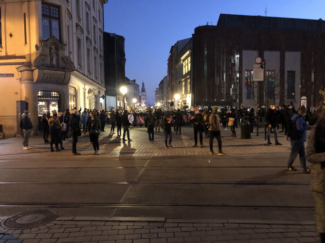 Kilka tysięcy osób na kolejnym proteście w Krakowie przeciw zaostrzeniu prawa aborcyjnego