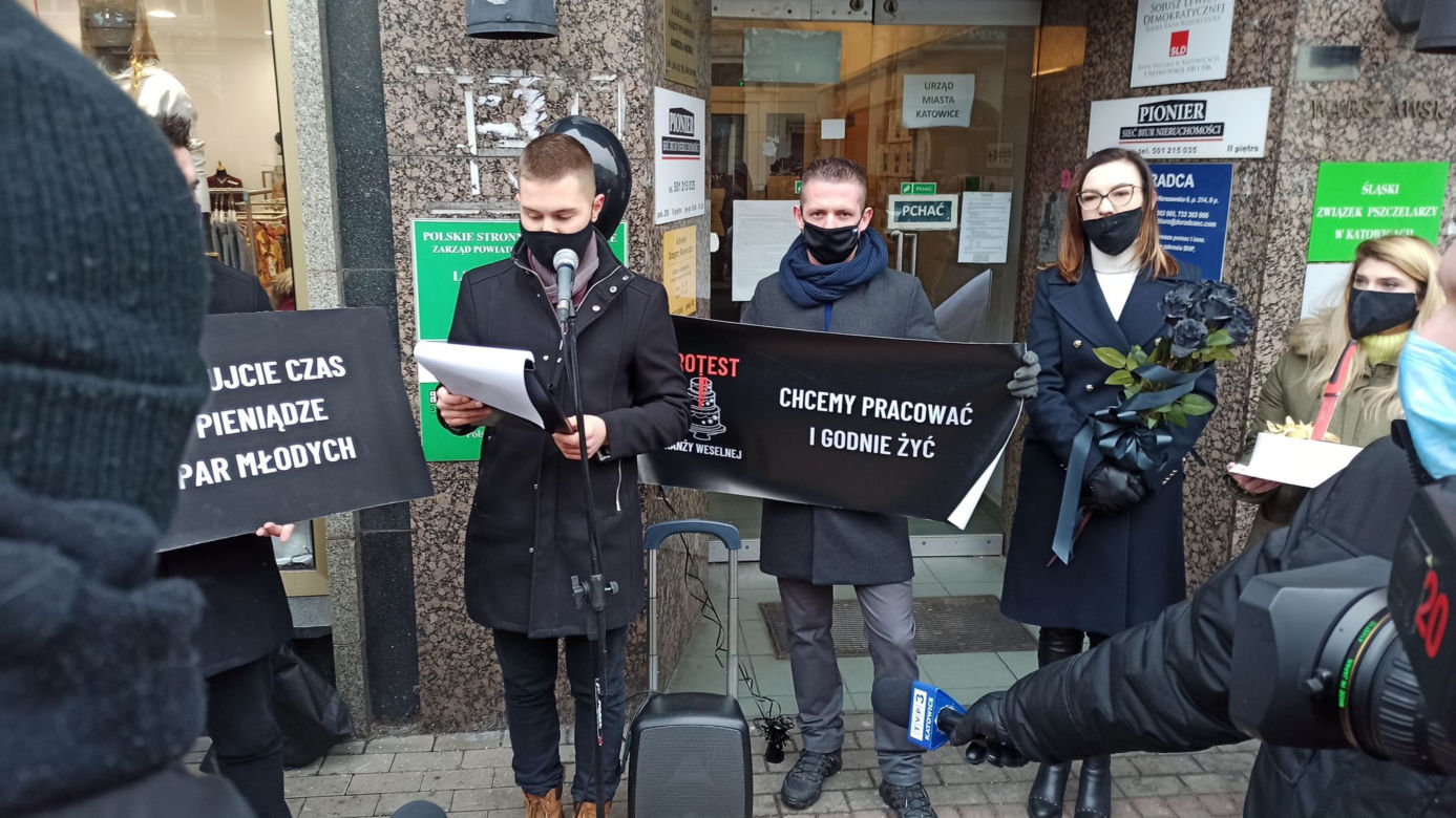Protest branży ślubnej przed biurem PiS w Katowicach! Domagają się informacji od rządu kiedy będą mogli wrócić do pracy [ZDJĘCIA, WIDEO]