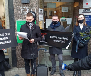 Protest branży ślubnej przed biurem PiS w Katowicach! Domagają się informacji od rządu kiedy będą mogli wrócić do pracy [ZDJĘCIA, WIDEO]