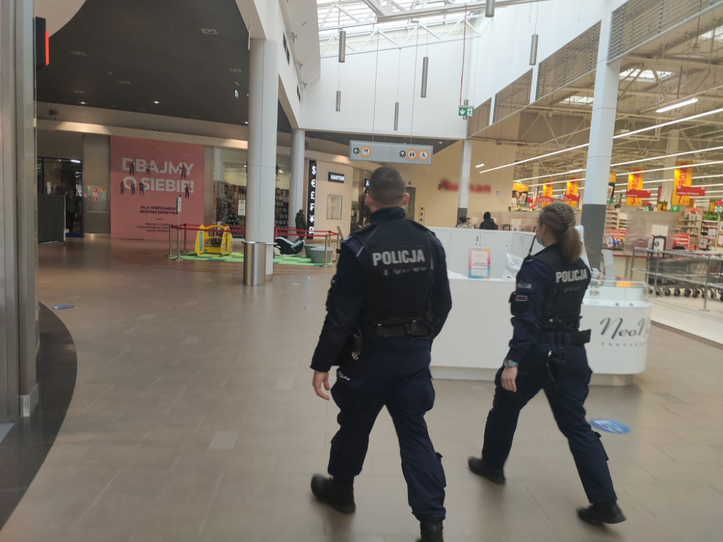 Kontrole policji z Torunia. Sprawdzają respektowanie obostrzeń i noszenie maseczek
