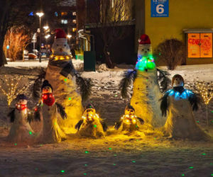 Rodzina bałwanów w Lublinie. Państwo Wrońscy zbudowali zimowy hit osiedla