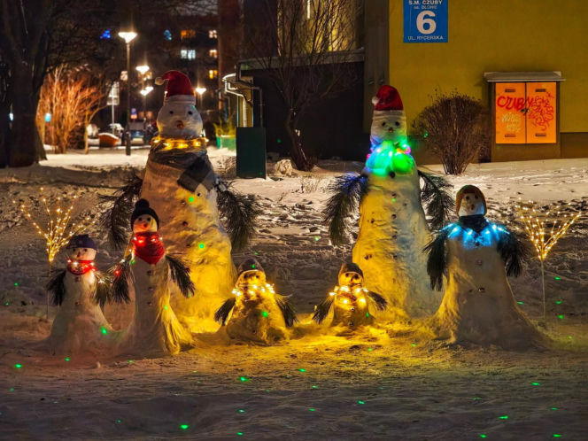 Rodzina bałwanów w Lublinie. Państwo Wrońscy zbudowali zimowy hit osiedla