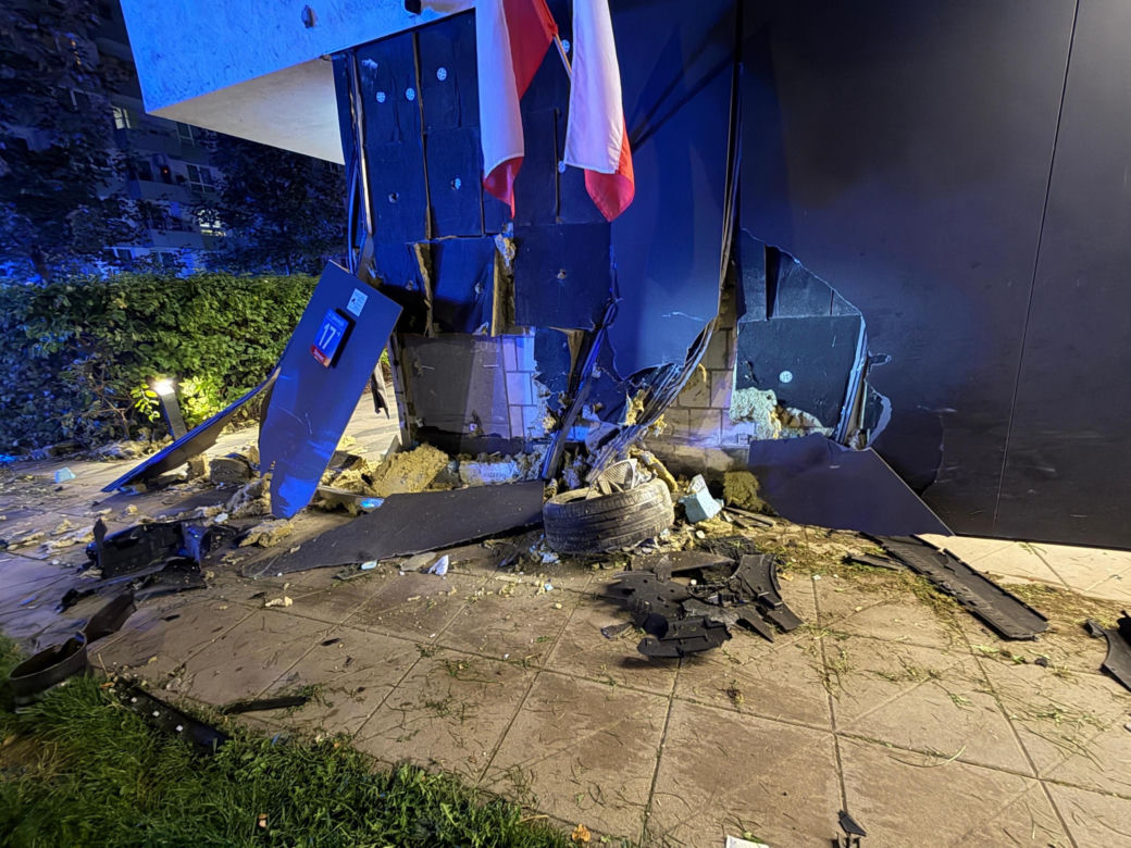 Demolka na Cybernetyki. Trzy auta roztrzaskane, jedno wjechało w budynek
