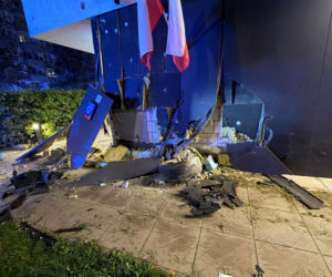 Demolka na Cybernetyki. Trzy auta roztrzaskane, jedno wjechało w budynek