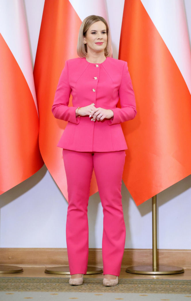 Marta Nawrocka w garniturach