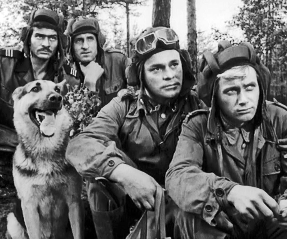 Aktorzy serialu Czterej pancerni i pies w hełmofonach wraz z owczarkiem Szarikiem. O historii filmu przeczytasz w SE.