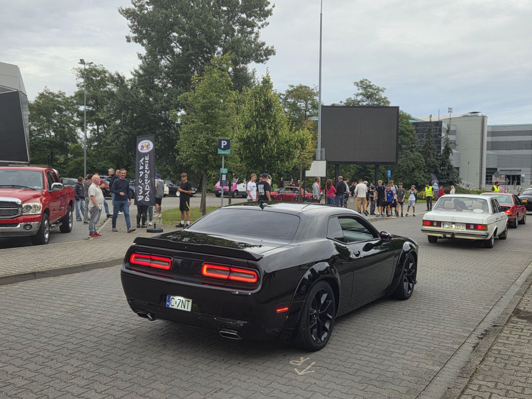 Motoryzacyjne legendy pod Torbydem. „Bydgoskie Klasyki Nocą” znów przyciągnęły tłumy
